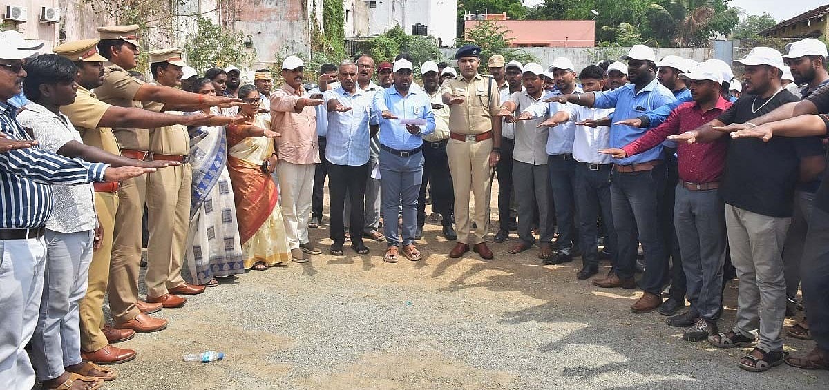 திண்டுக்கல்: 100 சதவீத வாக்குப்பதிவை வலியுறுத்தி வாகன பேரணி; மாவட்ட ஆட்சியர் பங்கேற்பு | Photo Album