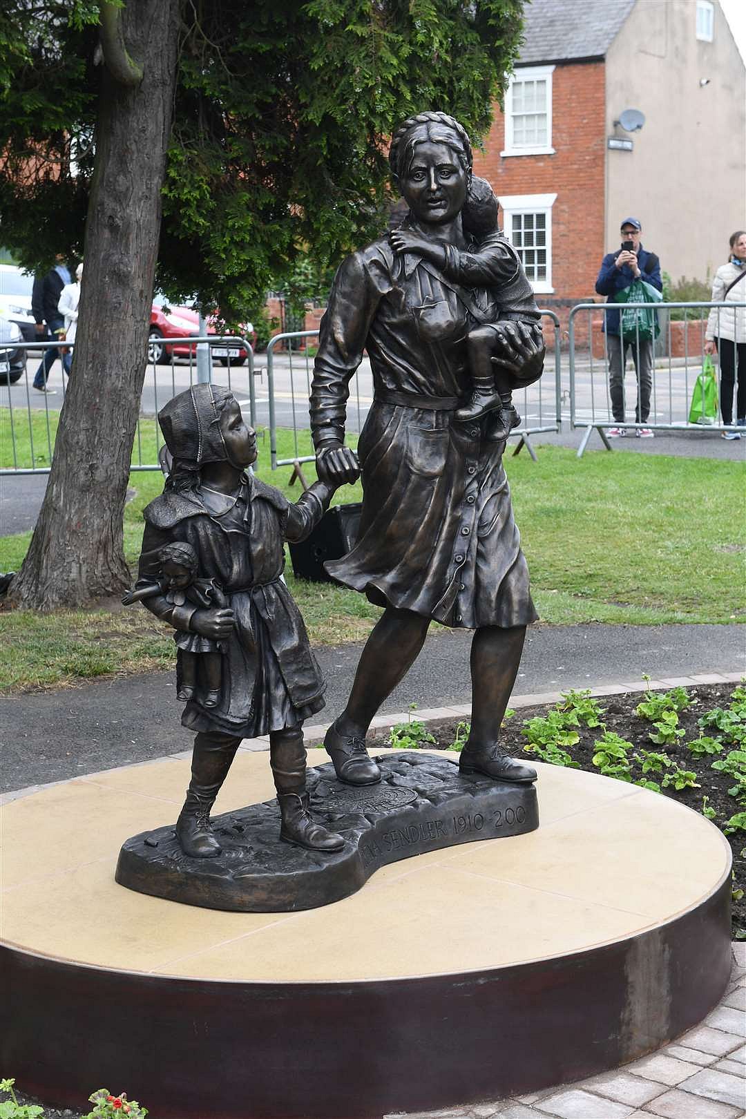 ஐரீனா சென்ட்லர் சிலை