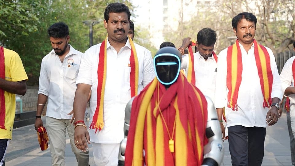 த.வெ.க வினரின் ரோபோட் பிரசாரம்