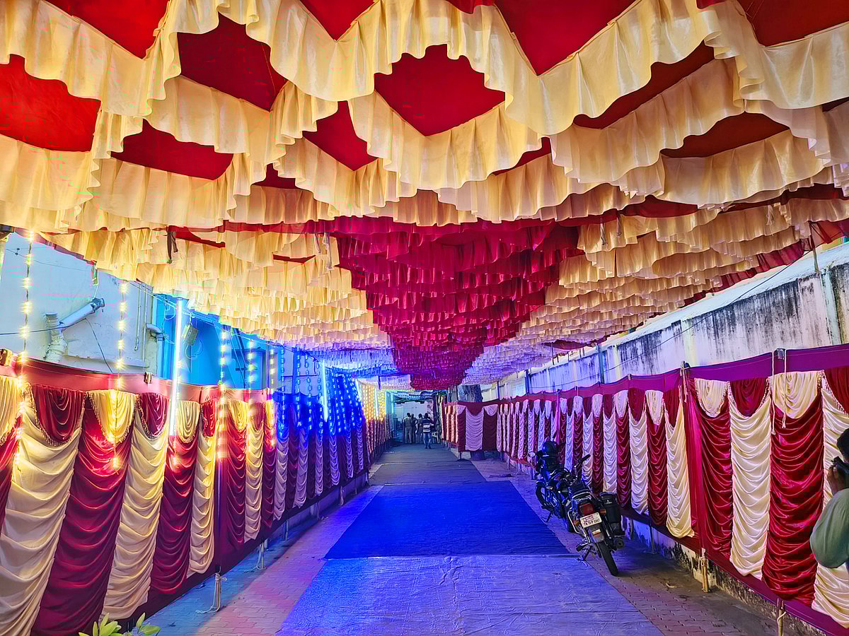 நெல்லை: வாழைமரம்,-மாவிலைத்-தோரணங்கள்!பிங்க்,-ஊதா-நிற-வாக்குசாவடிகள்! 
வாக்குபதிவு-முன்னேற்பாடுகள்!