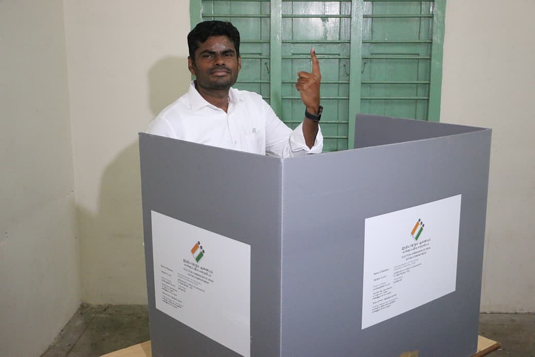 வாக்களிக்க-வெள்ளை-சட்டை,-பிரவுன்-பேண்ட்-அணிந்து-வந்தது-குறியீடா?-&ndash;-அண்ணாமலை-விளக்Ĩ