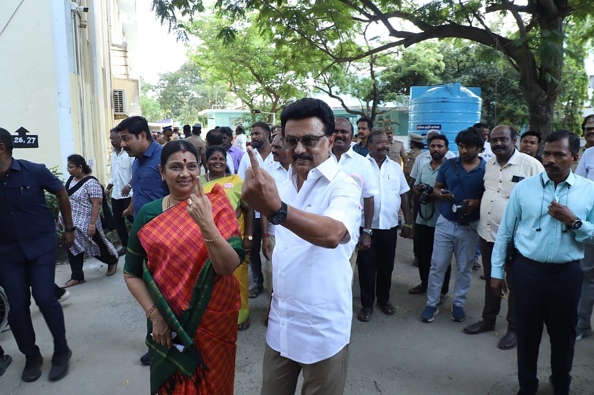 TN-Election:-`உதயநிதி-டு-நயினார்-குடும்பத்துடன்-வந்து-வாக்களித்த-அரசியல்-தலைவர்கள்--Poll-Day-Clicks