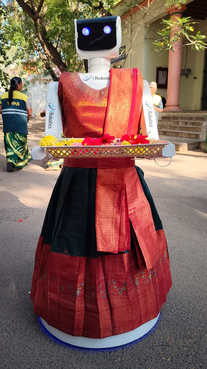 ‘வணக்கம்-தமிழ்நாடு-மக்களே’-–-கோவையில்-வாக்காளர்களை-வரவேற்ற-‘டினா’-ரோபோ!