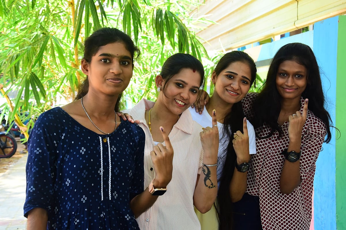 ஆர்வத்துடன்-ஜனநாயகக்-கடமை-ஆற்றிய-இளம்-தலைமுறை-வாக்காளர்கள்---Polling-Day-Clicks