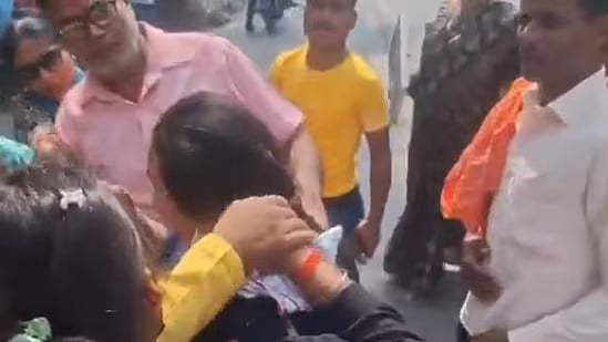 ராகுல், அகிலேஷ் கொடும்பாவி எரிப்பு; சட்டென பா.ஜ.க பெண் எம்.எல்.ஏ-வுக்கு நேர்ந்த விபரீதம்!