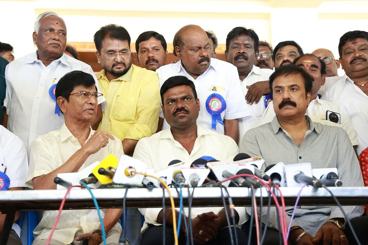 பொதுக்குழுவில் 