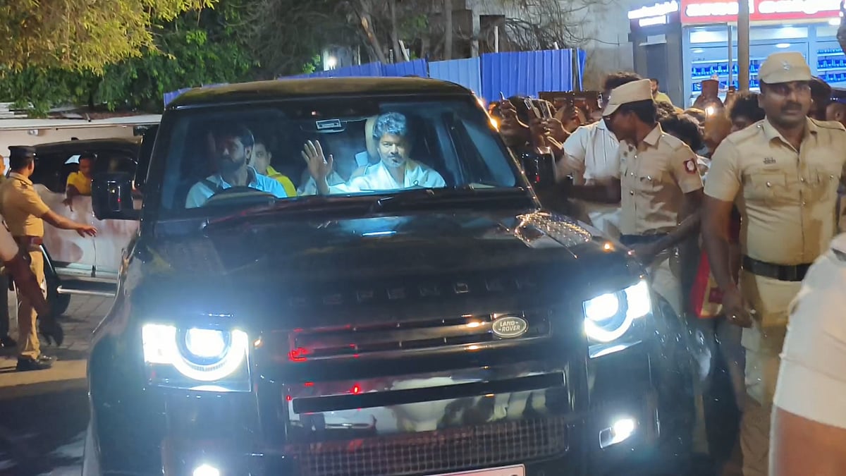 திருச்செந்தூர் கோயிலில் கையில் வேலுடன் சுவாமி தரிசனம் செய்த நடிகர் விஜய்! சர்ப்ரைஸ் விசிட் போட்டோஸ்!