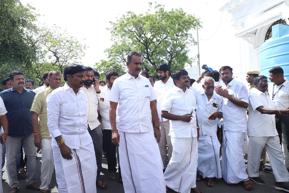 எஸ்.பி.வேலுமணி