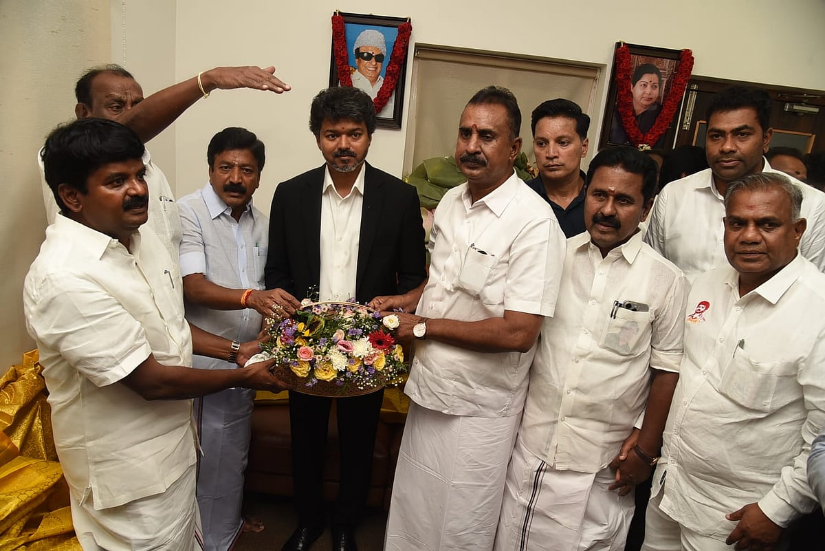 சி.வி.சண்முகம் வீட்டில் விஜய்