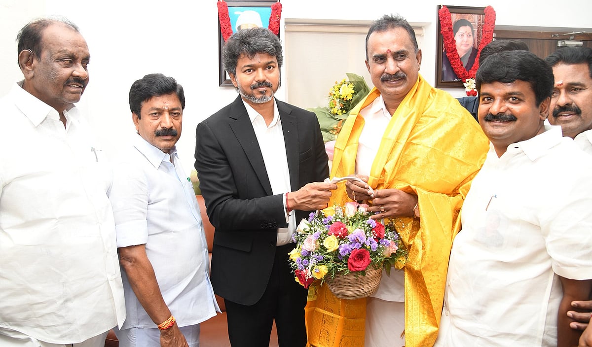 விஜய் - எஸ்.பி.வேலுமணி