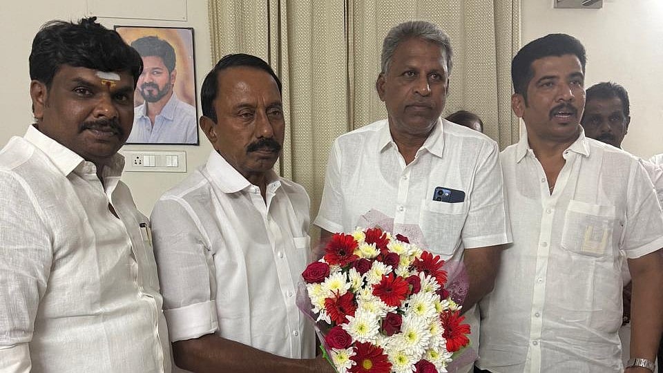 தவெகவில் இணைந்த அதிமுக நிர்வாகிகள்