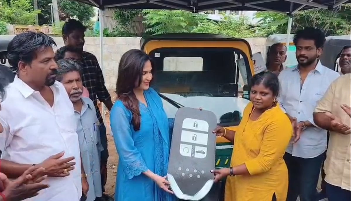 பெண் இருவருக்கு ஆட்டோ வழங்கிய செளந்தர்யா ரஜினிகாந்த்