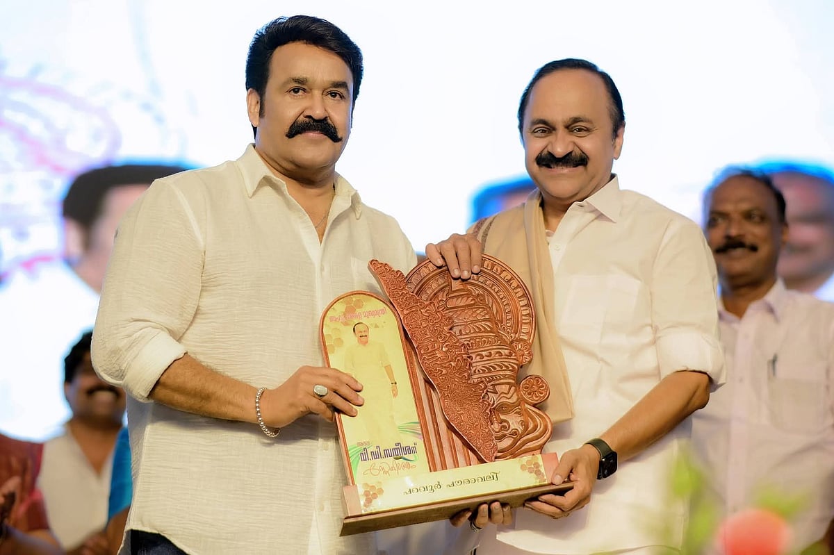 முதம்வர் வி.டி.சதீசனுக்கு நினைவு பரிசு வழங்கிய நடிகர் மோகன்லால்