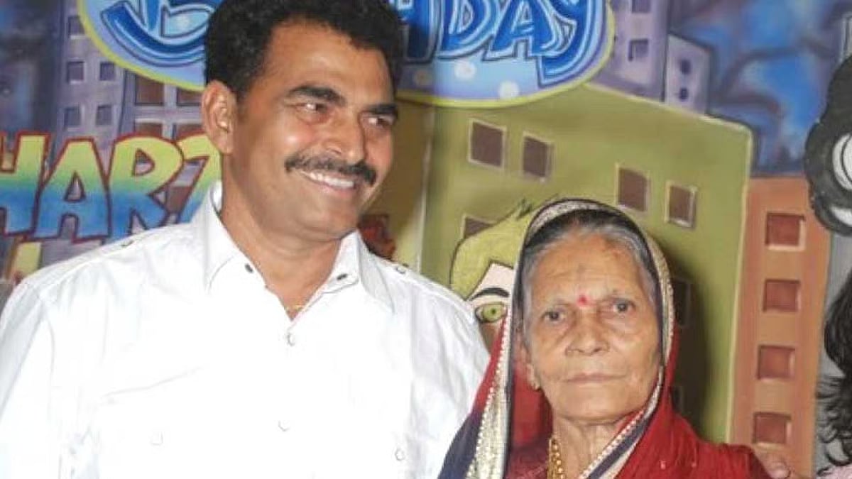 அம்மாவுடன் சாயாஜி ஷிண்டே