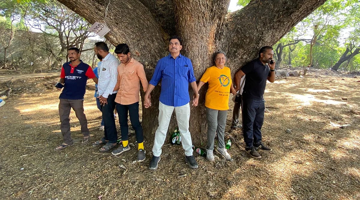 குழுவினருடன் சாயாஜி ஷிண்டே