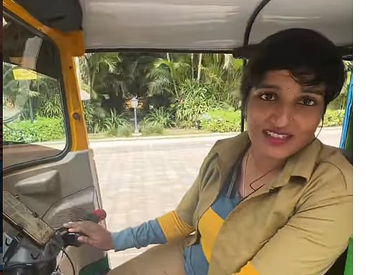 ஆட்டோ ஓட்டும் பெண்