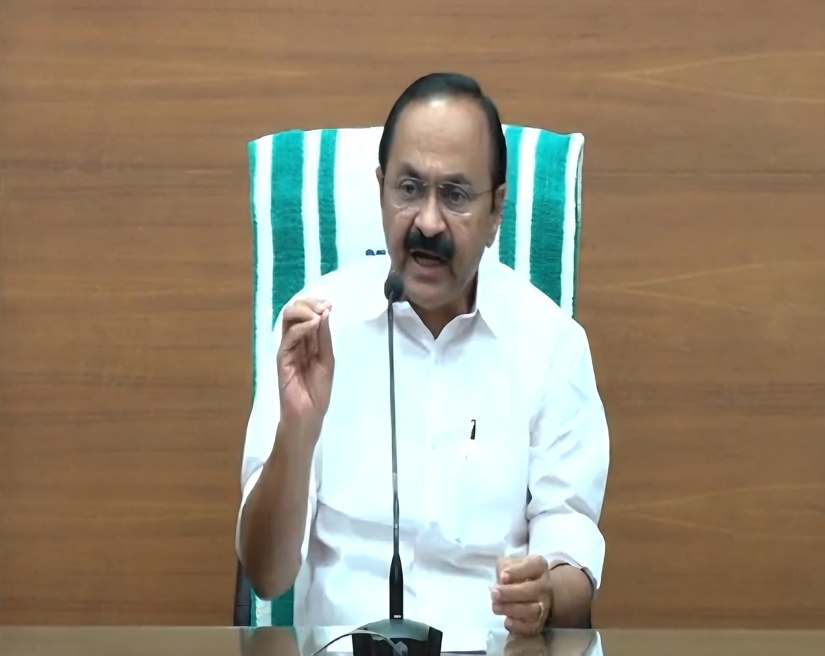 19-ம் நூற்றாண்டின் பிற்போக்குத்தனமான கருத்து - முஸ்லிம் மதகுரு பேச்சுக்கு கேரள முதல்வர் எதிர்ப்பு