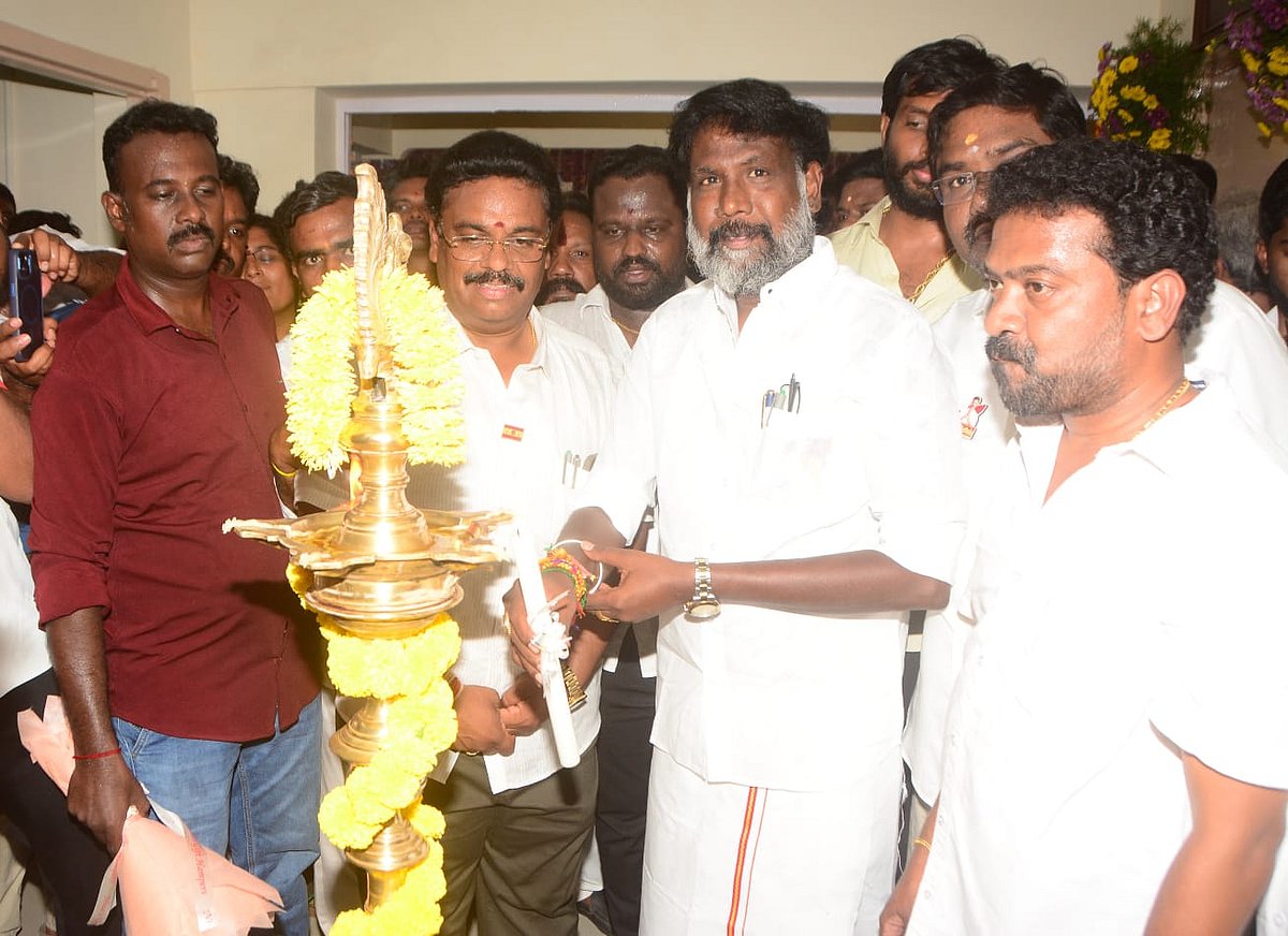காட்பாடி எம்.எல்.ஏ அலுவலகத்தை திறந்துவைத்த அமைச்சர் காந்திராஜ்