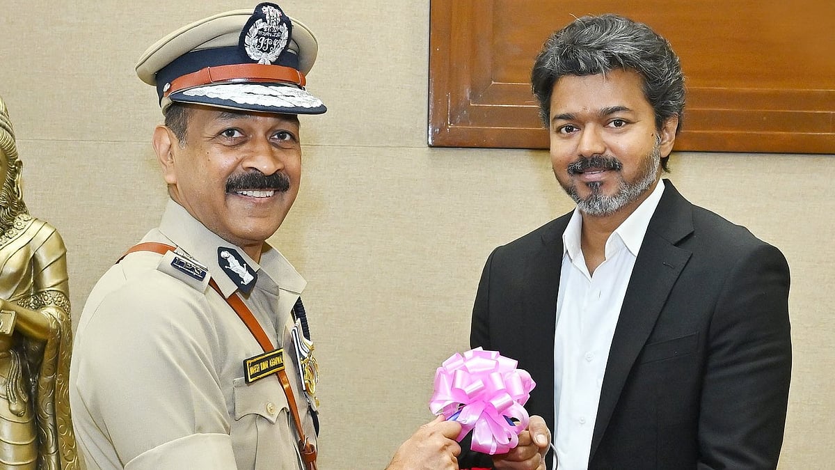 மகேஷ் குமார் அகர்வால் - முதல்வர் விஜய்