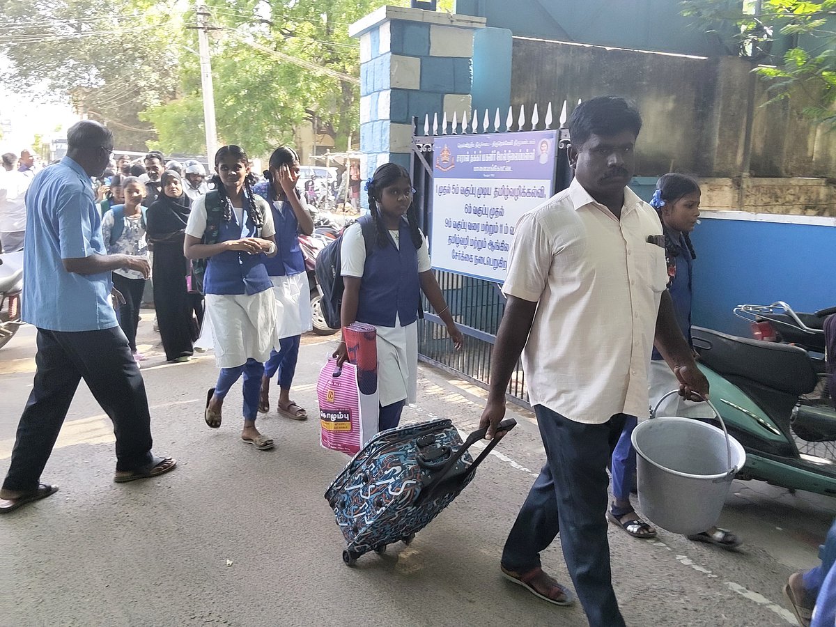 திருநெல்வேலி: பள்ளிகள் திறப்பு! மலர் மாலைகள்! கிரீடங்கள்! இனிப்புகள் வழங்கி மாணவர்களுக்கு வரவேற்பு.!