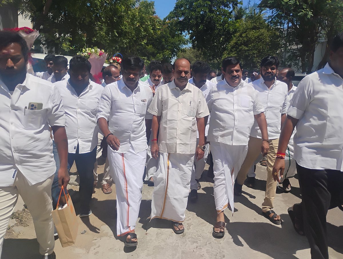 பனையூர் அலுவலகத்திற்கு செல்லும் கடம்பூர் ராஜூ