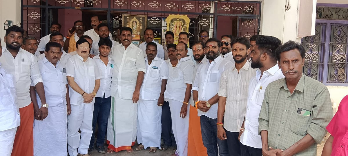 பண்ணைவயல் இளங்கோ தலைமையில் ஆதரவாளர்கள்