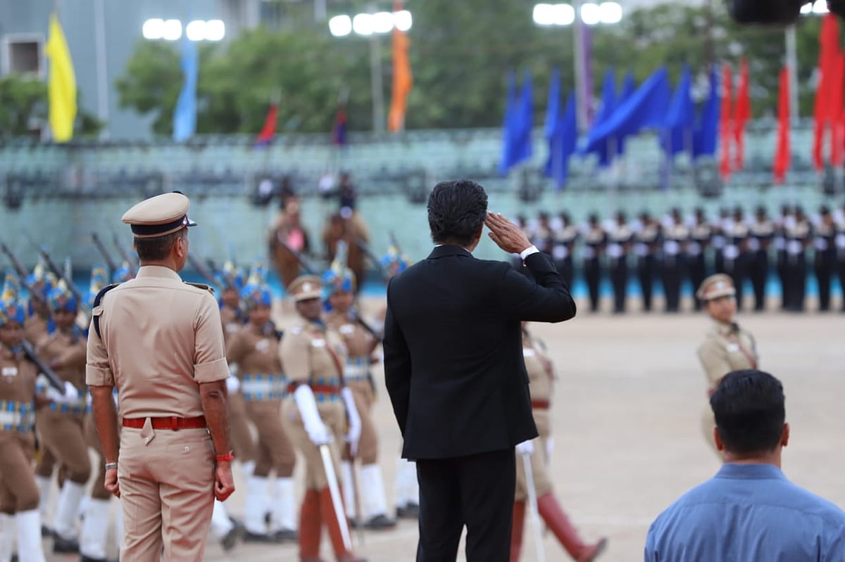 முதல்வரின் பின்னால் நிற்கும் பாதுகாவலர்