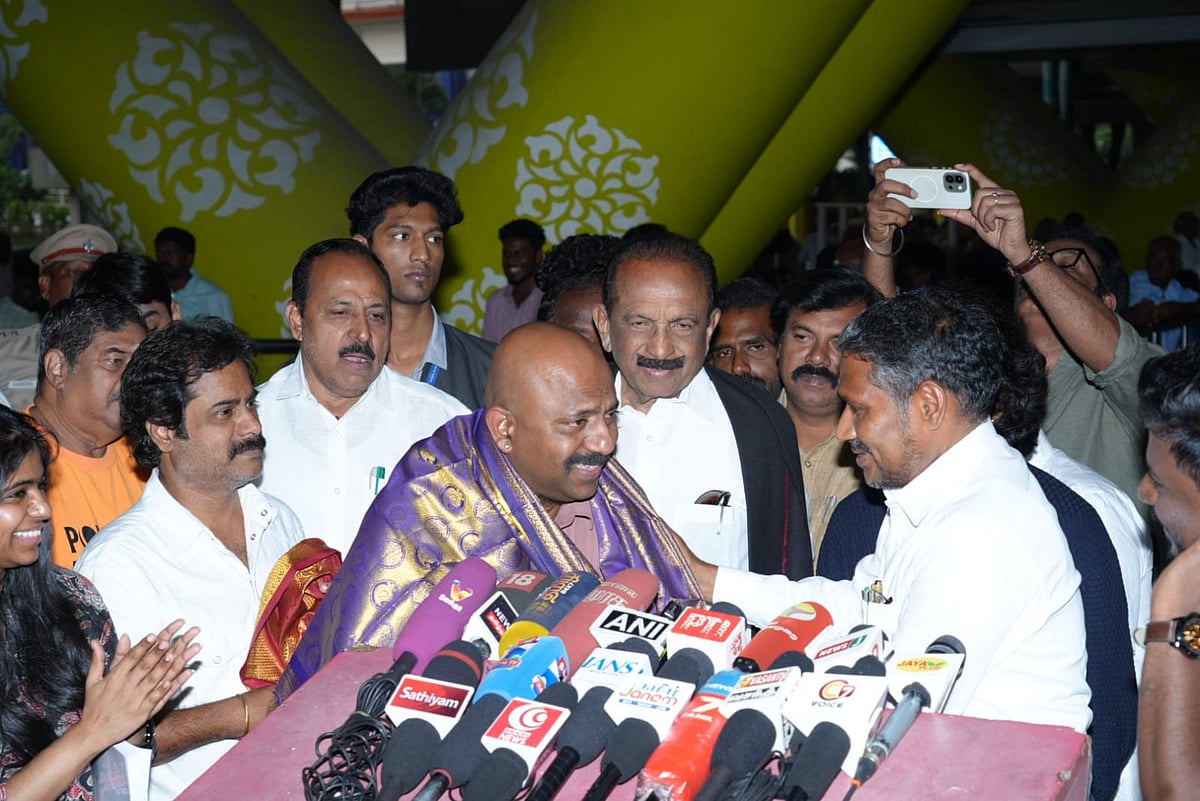 அமைச்சர்களுடன் லிடியன் நாதஸ்வரம் பெற்றோர்