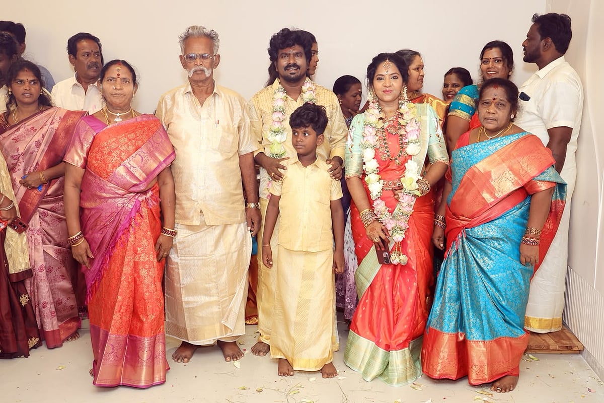 `பத்துக்கு பத்து வீட்ல மொத்த குடும்பமும் வசிச்ச&zwnj;தை நினைச்சா.. - புதுமனை புகுந்த&zwnj; நடிகர் தங்கதுரை