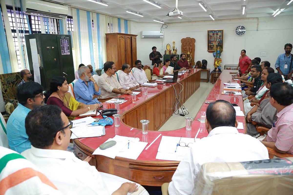 குருவாயூரில் தேவஸ்வம் அதிகாரிகளுடன் அமைச்சர் கே.முரளீதரன் ஆய்வு