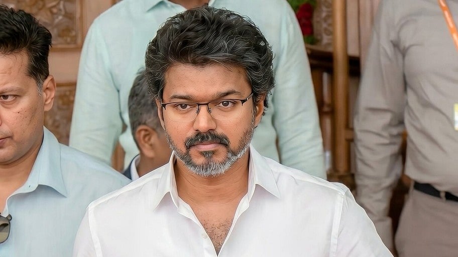 லண்டன் கிளம்ப இருந்த முதல்வர் விஜய்... ஆளுநரின் ஒரு போன் காலில் மாறிய திட்டம்! 