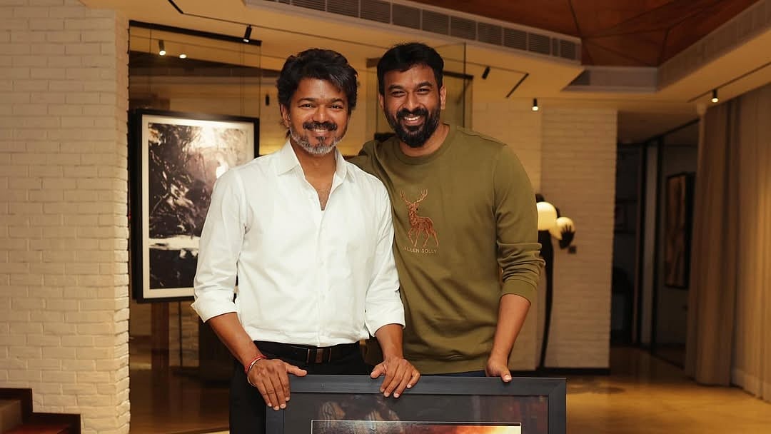 "விஜய் சார், 'இந்த அரசு அமைஞ்சதுக்கு பாதி காரணம் உன் பாடல் வரிகள்' என்றார்!" - பாடலாசிரியர் விவேக்