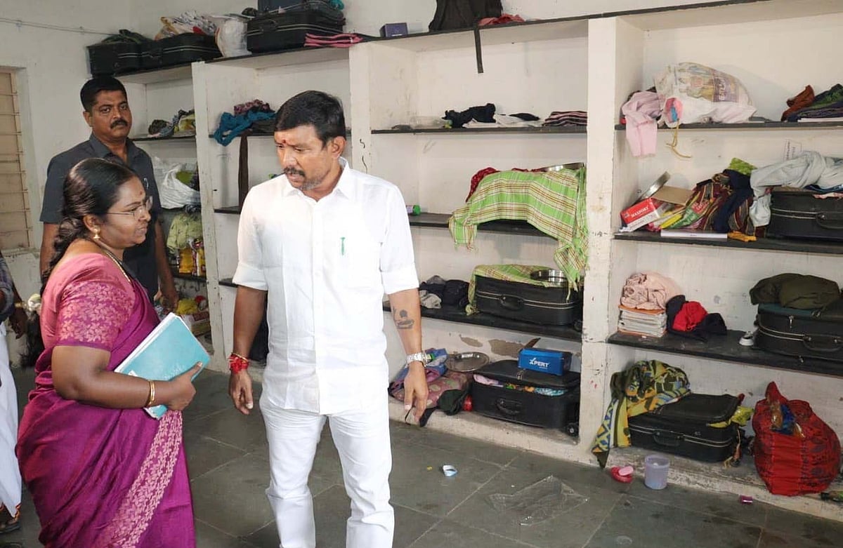 மதுபாட்டில், மோசமான உணவு:  புகார்களை அடுக்கிய மாணவர்கள் - தன் போன் நம்பரை கொடுத்துச் சென்ற அமைச்சர்
