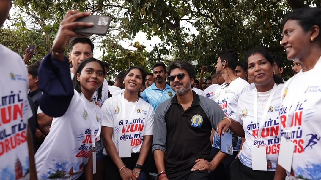 போதைப்பொருள் எதிர்ப்பு விழிப்புணர்வு ஓட்டம்; மக்களுடன் பங்கேற்று செல்ஃபி எடுத்த முதல்வர் விஜய்! 