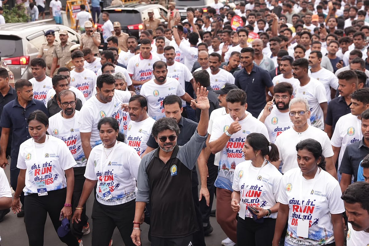 முதல்வர் விஜய்க்கு அருகே கவிதா 