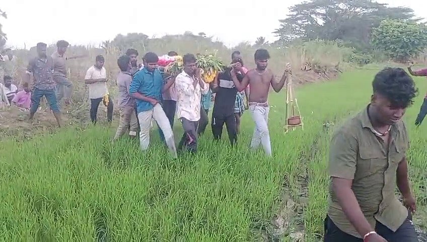 திருவாரூர்: 50 ஆண்டுகளாக சுடுகாட்டிற்கு பாதை இல்லை - வயல் வழியாக எடுத்துச் செல்லப்படும் அவலம்
