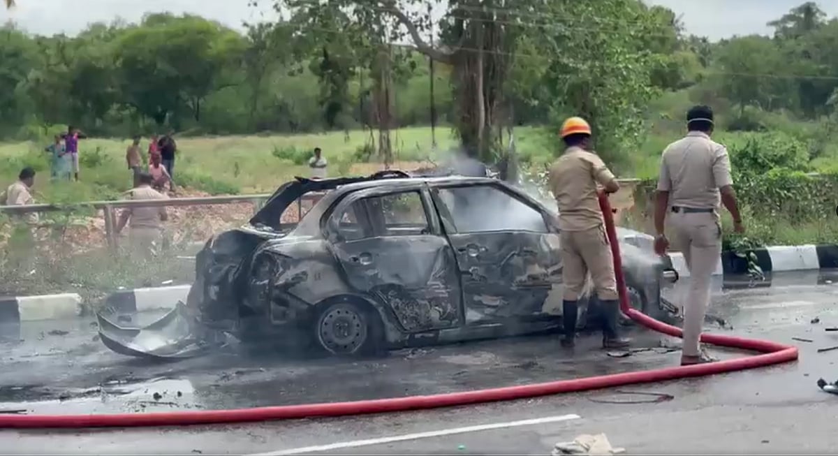 நாட்டு வெடிகுண்டு வெடித்த கார்