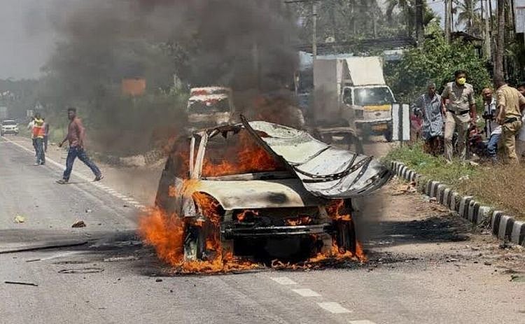 காரில் வெடித்த நாட்டு வெடிகுண்டு; நூலிழையில் உயிர் தப்பிய காதலி; உடல் கருகி பலியான காதலன்!