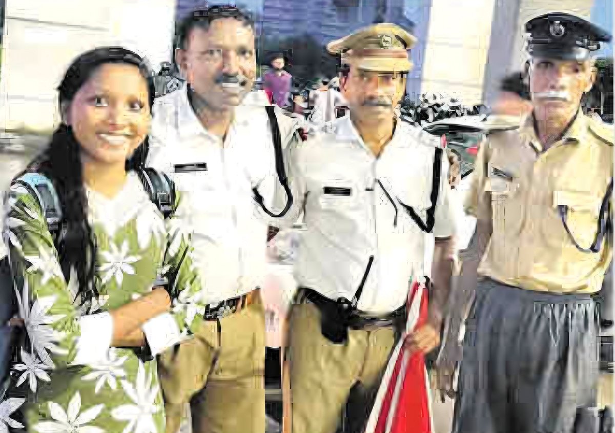 ஆந்திர மாணவி தவறவிட்ட பையை கண்டுபிடித்து கொடுத்த கேரள போலீஸ்