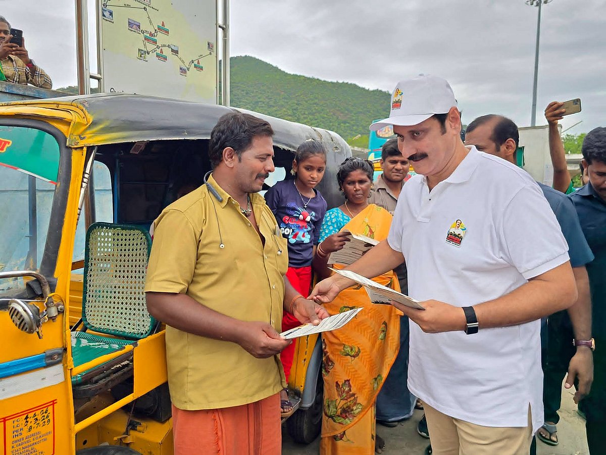 பரப்புரை விளக்க பிரசுரம் வழங்கும் அன்புமணி