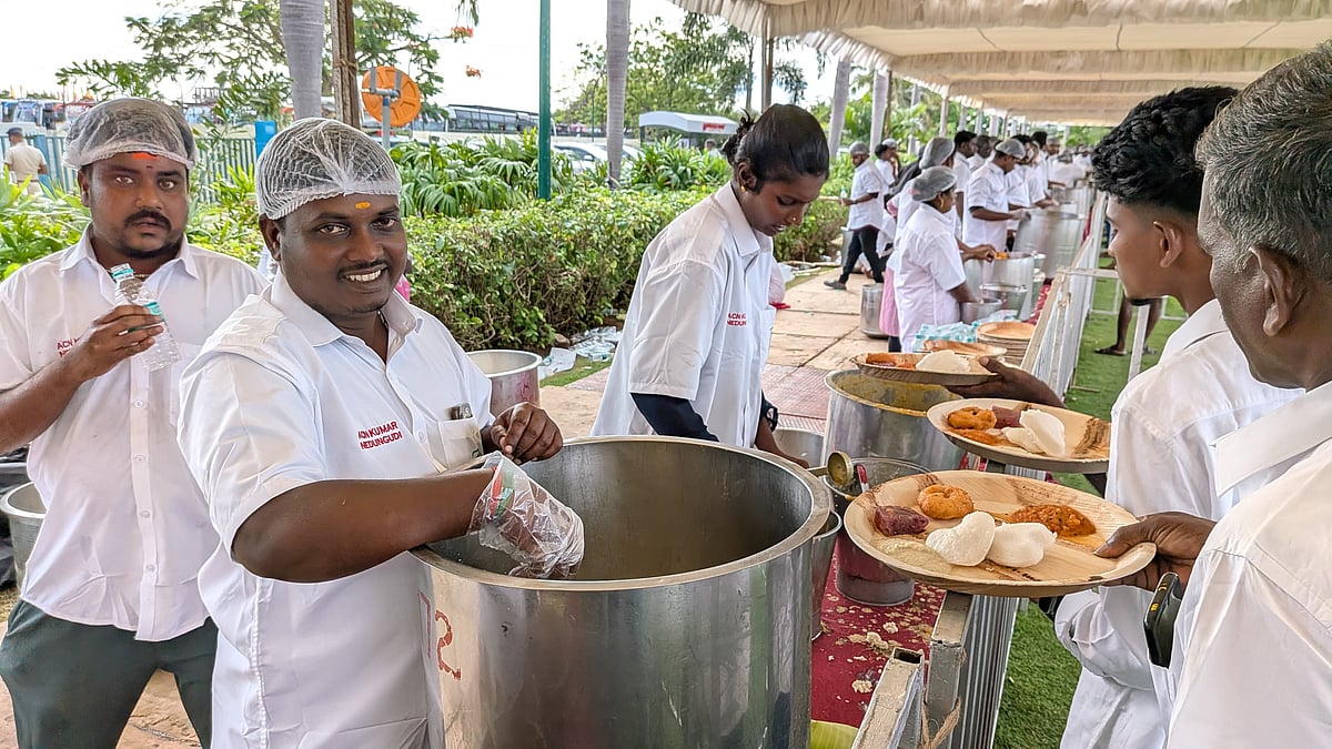 `ஹார்ட்டின் இட்லி, மட்டன் பிரியாணி, பீட்ரூட் அல்வா - தவெக இணைப்பு விழாவில் காலை, மதிய மெனு லிஸ்ட்! | Live Updates