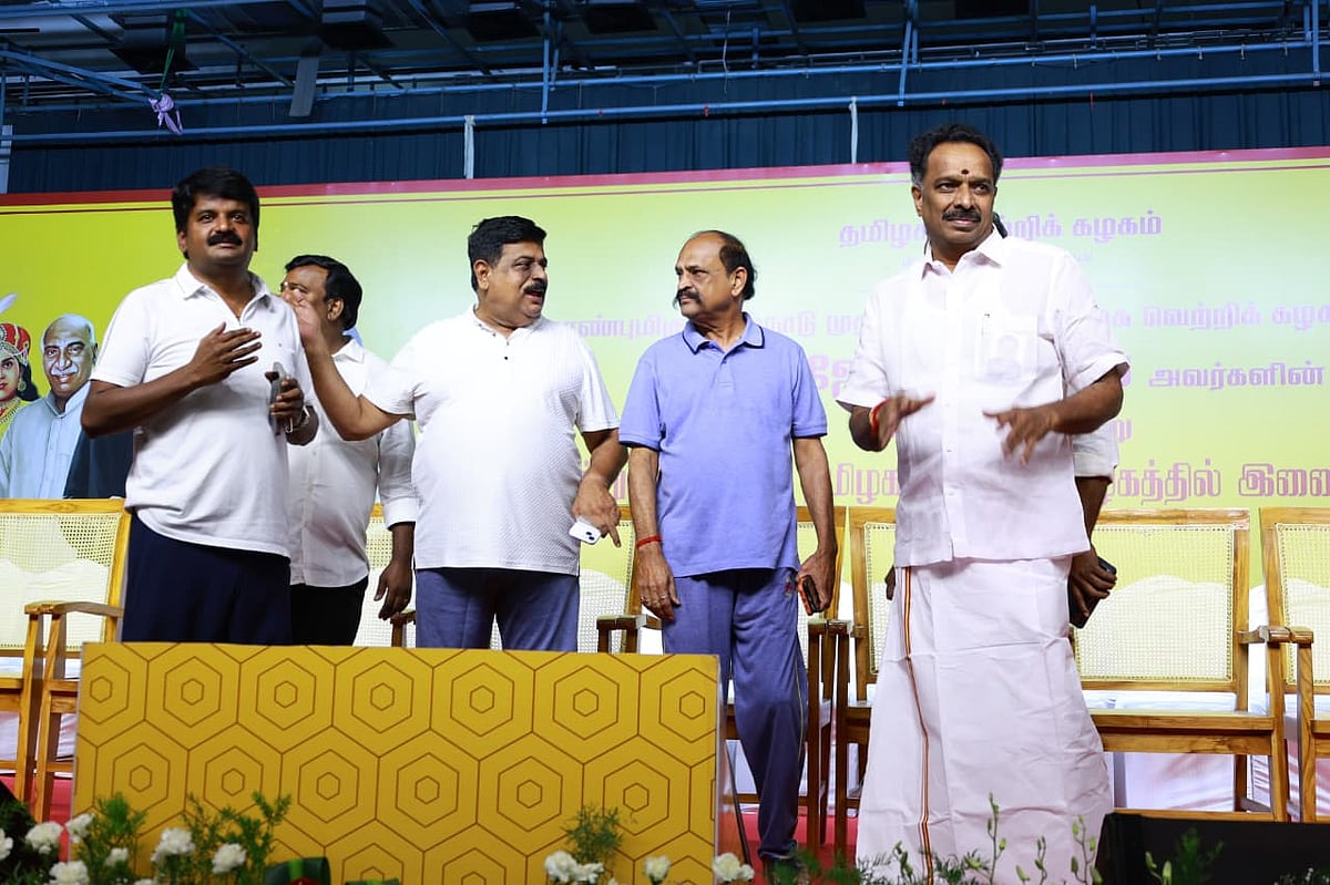தவெக: இணைப்பு விழா மேடையில் விஜயபாஸ்கர்கள்! | Live Updates