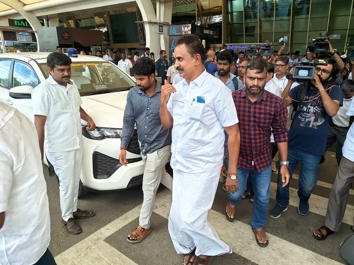 எஸ்.பி.வேலுமணி 