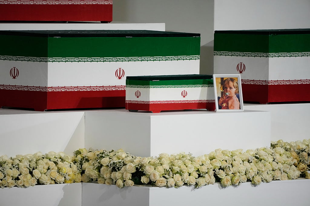 அலி கமேனியின் இறுதிச் சடங்கில் 14 மாத பேரக்குழந்தை ஜஹ்ராவின் சிறு சவப்பெட்டி - கண்ணீரில் தெஹ்ரான்