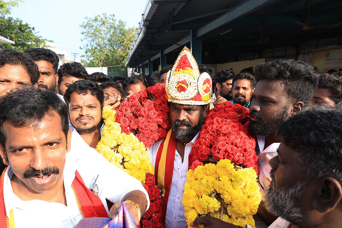 மாவட்டச் செயலாளர் பதவி வழங்கப்பட்ட போது பனையூரில்