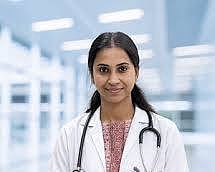 Doctor Vikatan: நிமோனியா காய்ச்சல்.... ஒருவரிடமிருந்து மற்றவருக்குப் பரவுமா?