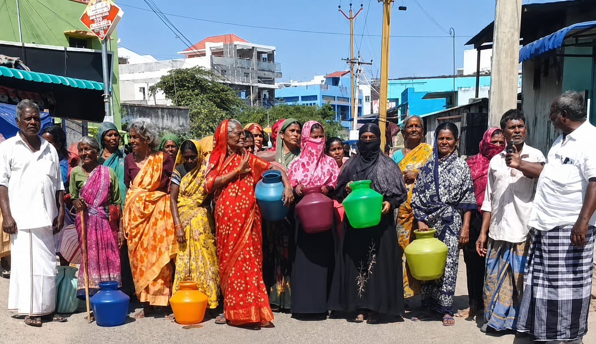 திண்டுக்கல்: குடிநீர் தட்டுப்பாடு; காலி குடங்களுடன் சாலை மறியலில் இறங்கிய பெண்கள்!
