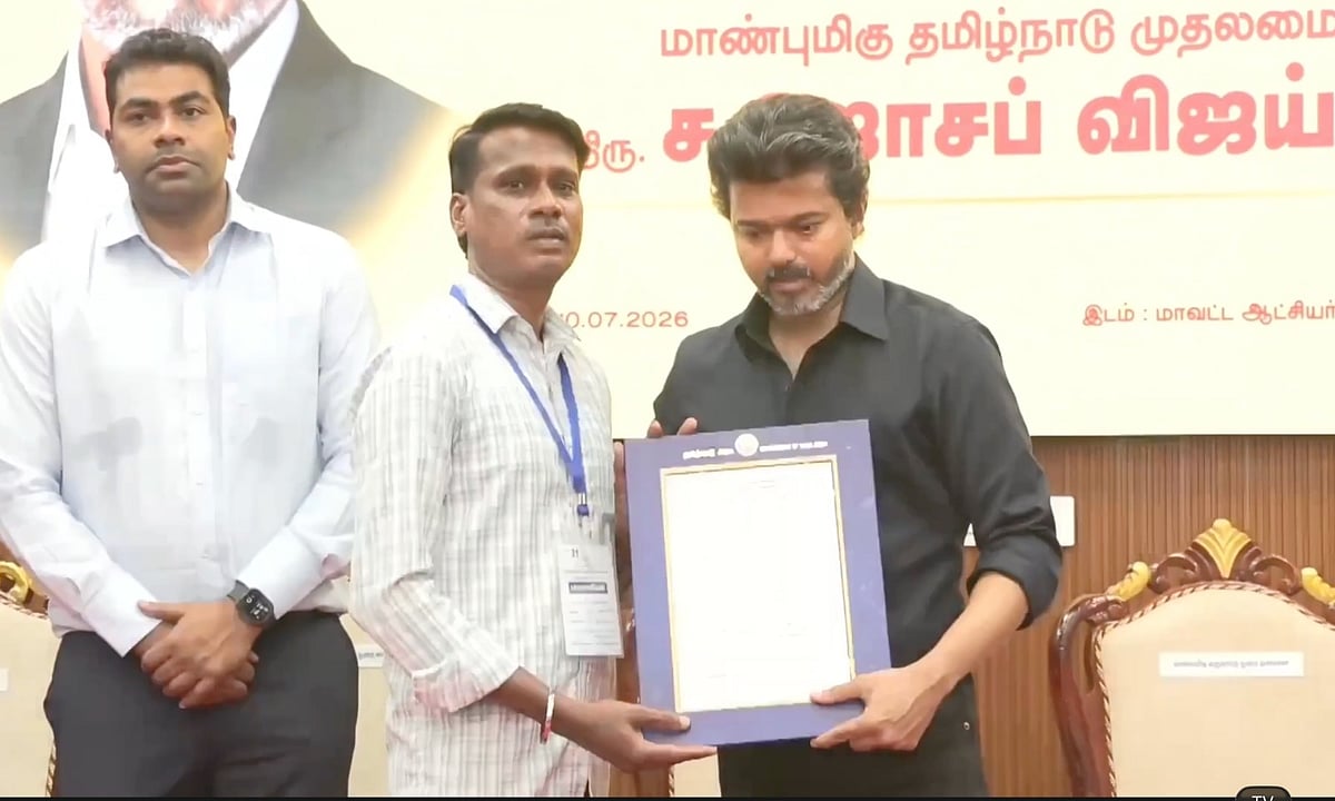 `எமோஷனல் ஆன கரூர் குடும்பத்தினர்; கதறி அழுத முதல்வர் விஜய்! - என்ன நடந்தது?