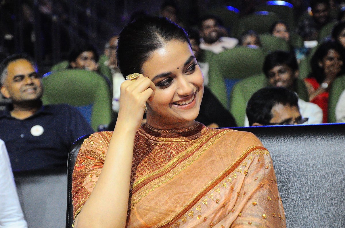 Vikatan Cinema Awards மேடையில் South Indian Icon நடிகை கீர்த்தி சுரேஷ்! | Photo Album