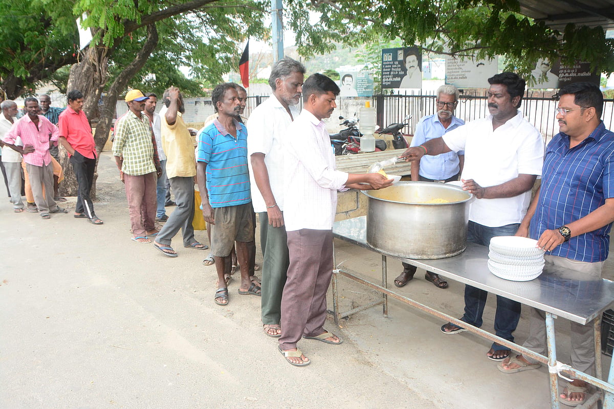 தி.மு.க அலுவலகத்தில் மதிய உணவு 